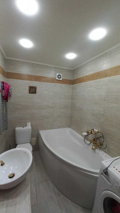 Трикімнатна квартира на Південно-Заході, хороший стан.