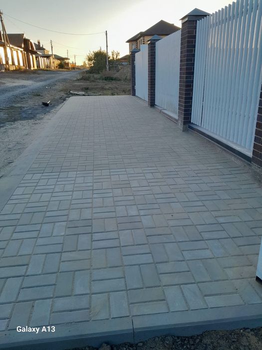 Укладання тротуарної плитки в дворах, на кладовищі