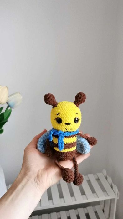 Pszczóla na szydełku, maskotka przytulanka handmade, dekoracja