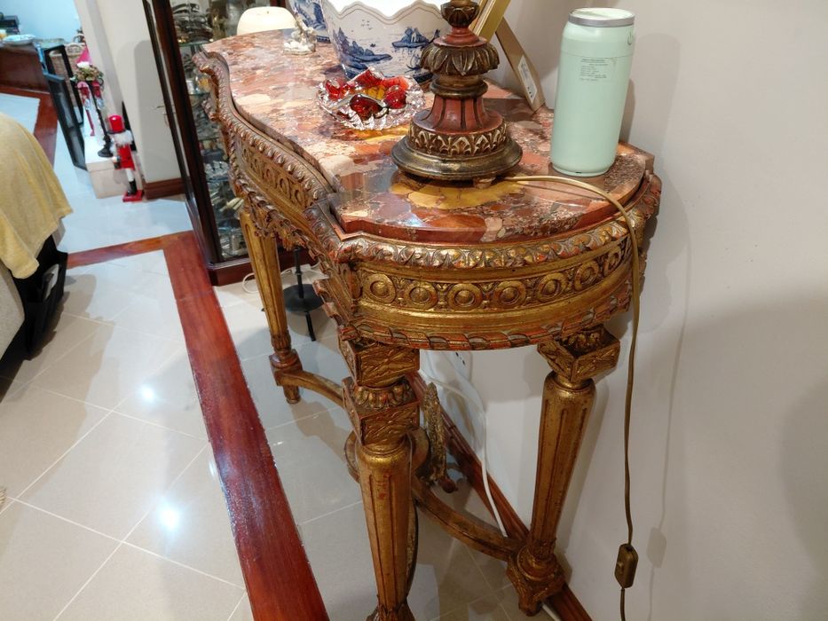 Consola antiga com pedra mármore