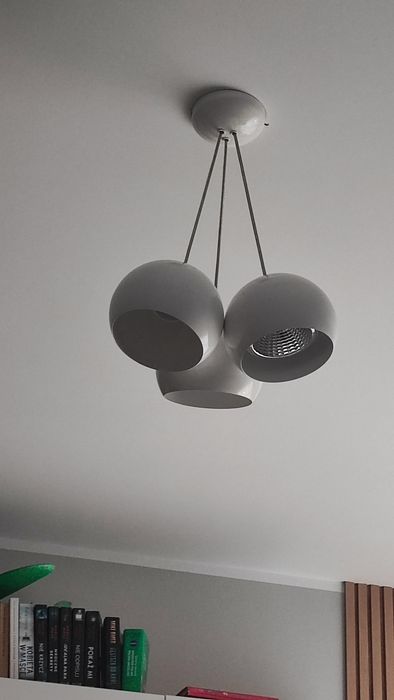 Dwie lampy każda ma trzy klosze z żarówkami Led