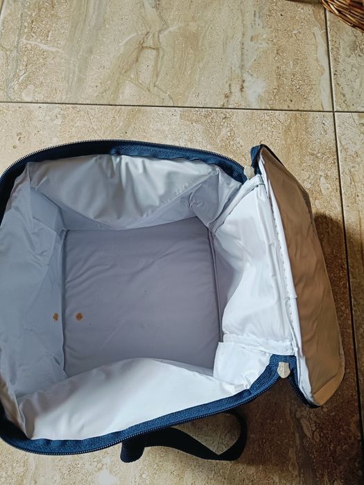 Torba termiczna w kolorze granatowym.
