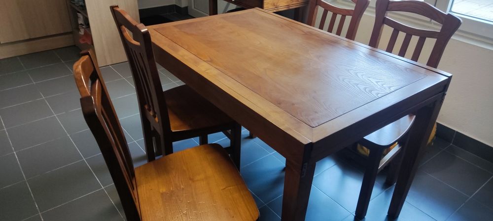 Mesa de cozinha e 4 cadeiras em madeira