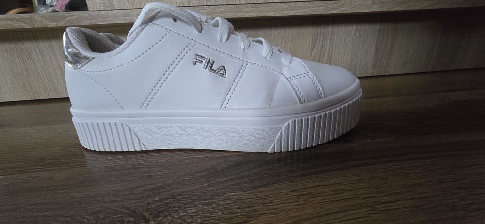 Białe sneakersy FILA na platformie