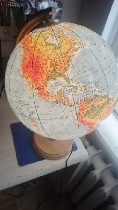 Globus podswietlany