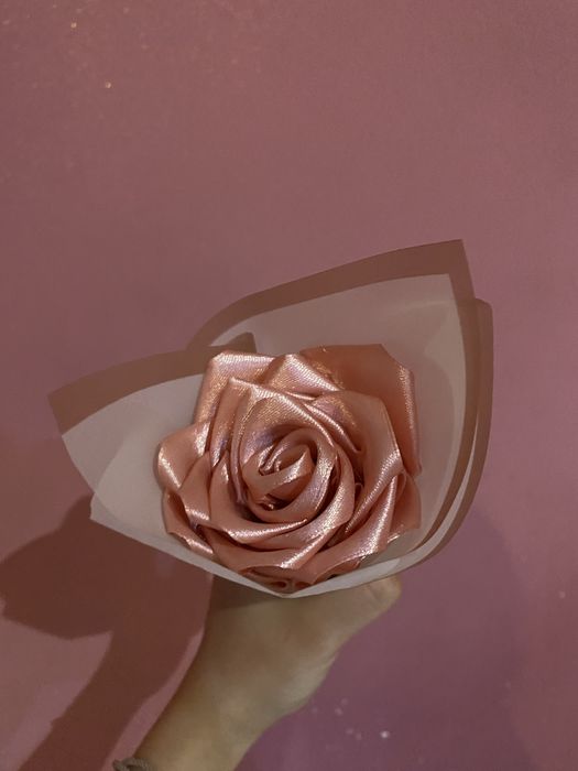 Róża ze wstążki na prezent