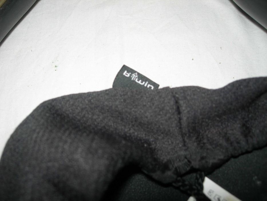 2 Cadeira para bike com uma capa para o banco.