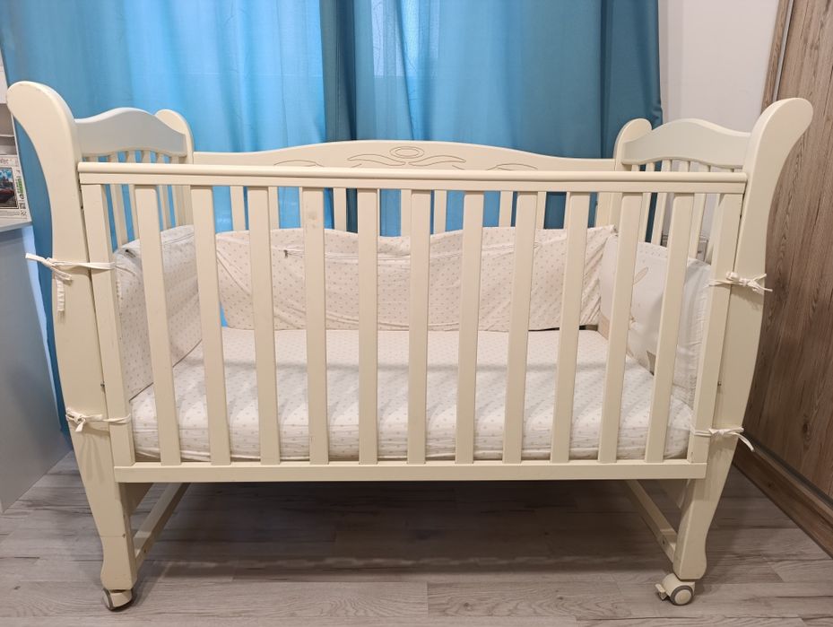 Lite drewno ,Łóżko z kółkami, systemem bujania, szufladą, materacem ko