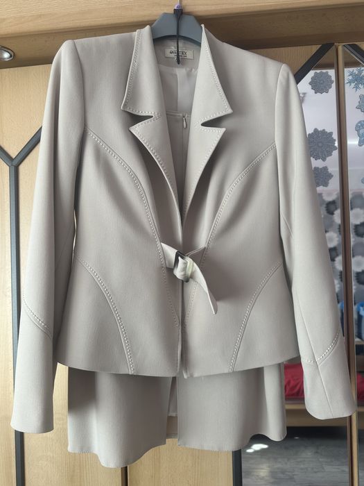 Piekna garsonka , kostium , żakiet ze spódnicą beżowy , 50/L