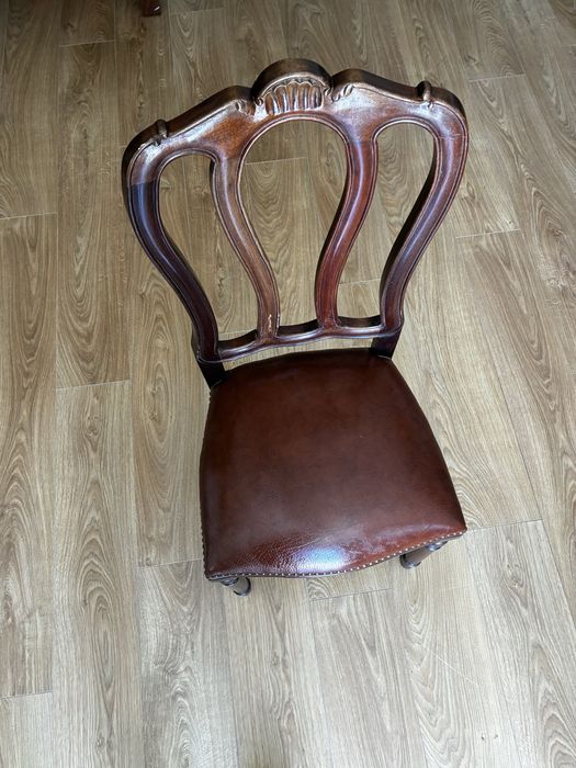 4 cadeiras para a sala de jantar feitas em madeira maciça e pele verdadeira