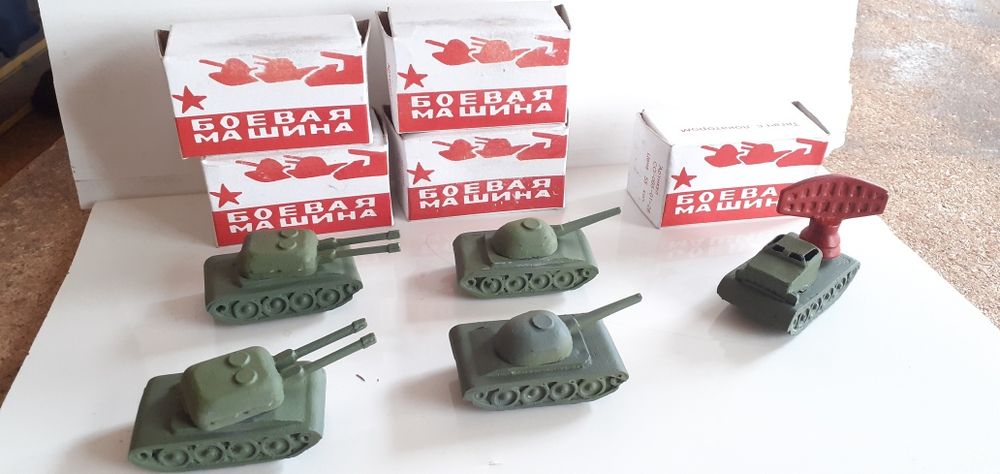 Іграшки боева техніка.