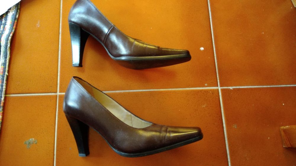 Sapatos de salto em pele castanhos