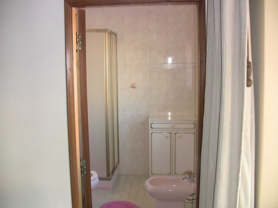 quarto rapariga Av. Mq de Pombal LEIRIA DESP INCLUIDAS