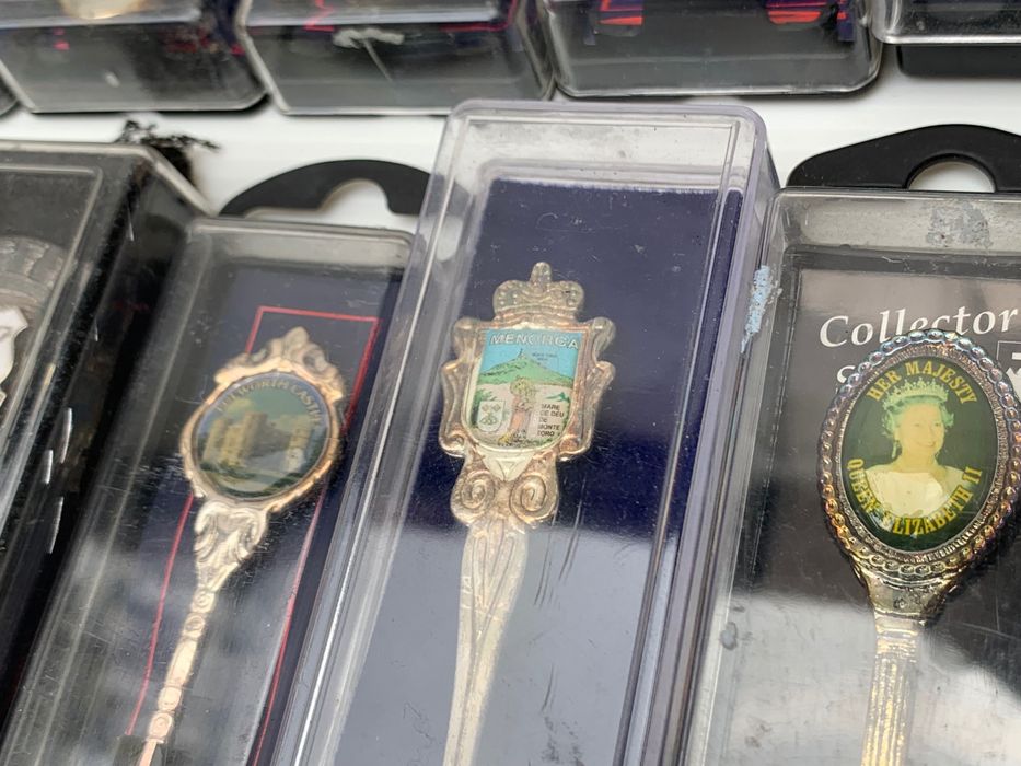 30 Colheres de coleção nas respectivas embalagens