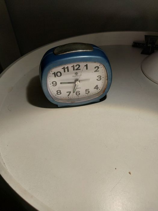 Zegar budzik Prl stojący plastikowy na baterie