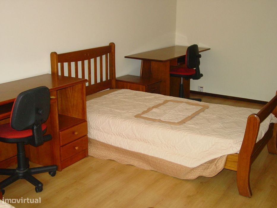 Arrenda-se T2 equipado e parcialmente mobilado na Rua do Brasil