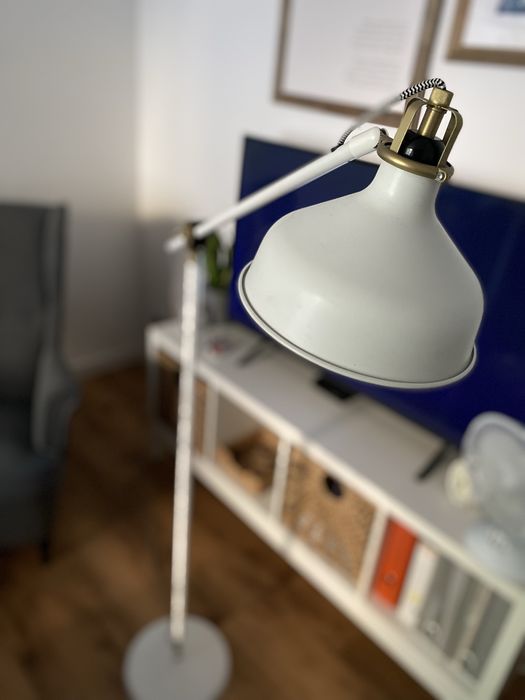 Lampa podłogowa IKEA RANARP – biała, stan bardzo dobry