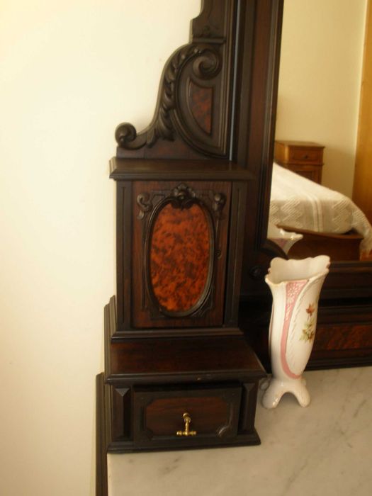 Cómoda antiga de madeira