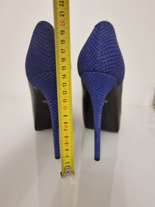 Sprzedam szpilki KAZAR czarno chabrowe