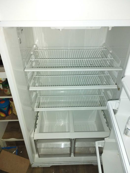 Frigorífico combinado grande em bom estado