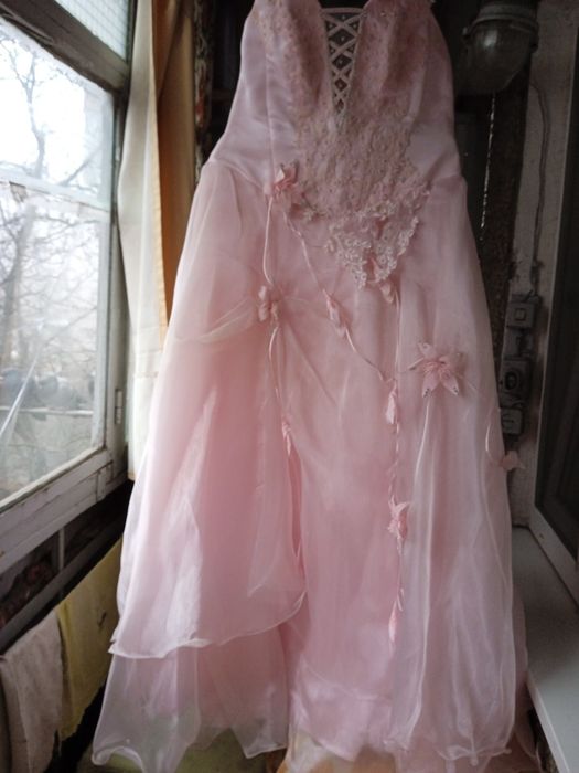 Продам випускну сукню б/у.