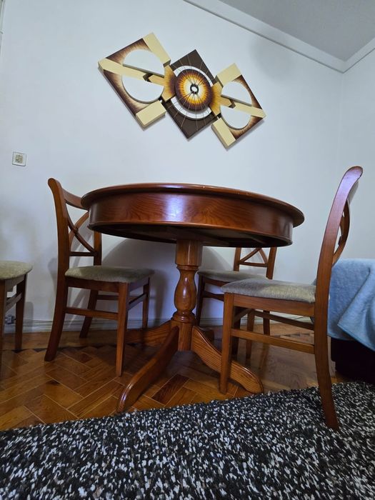 Mesa + quatro cadeiras: 
Diâmetro 107cm,