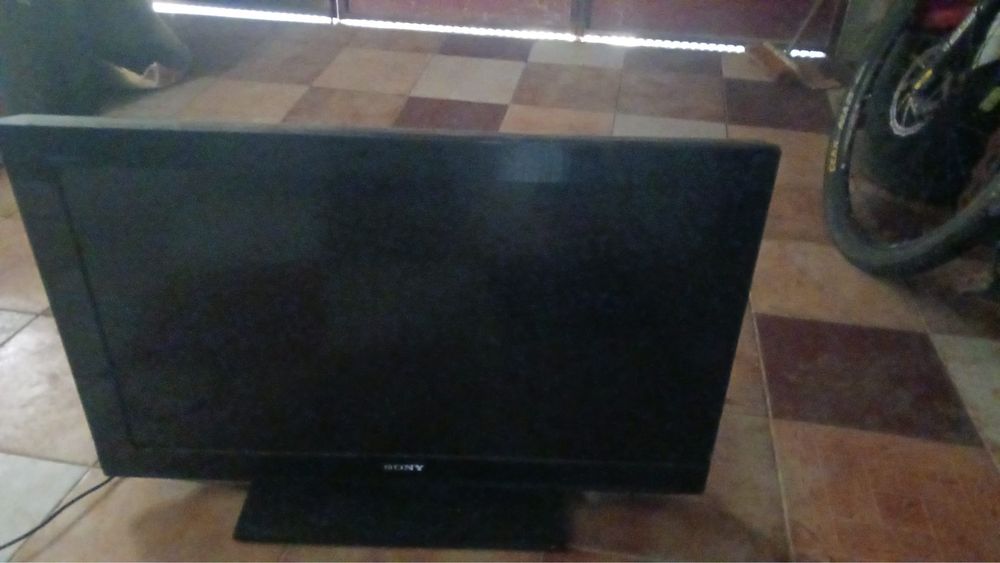 Este produto é um televisor LCD ou LED da gama BRAVIA da Sony.