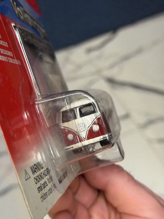 Johnny Lightning 1965 Volkswagen Samba Bus 21 Window T1 Premium VW T2