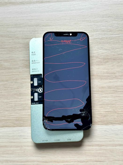 Wyświetlacz do iPhone 12 – oryginalny, piknięty, dotyk działa