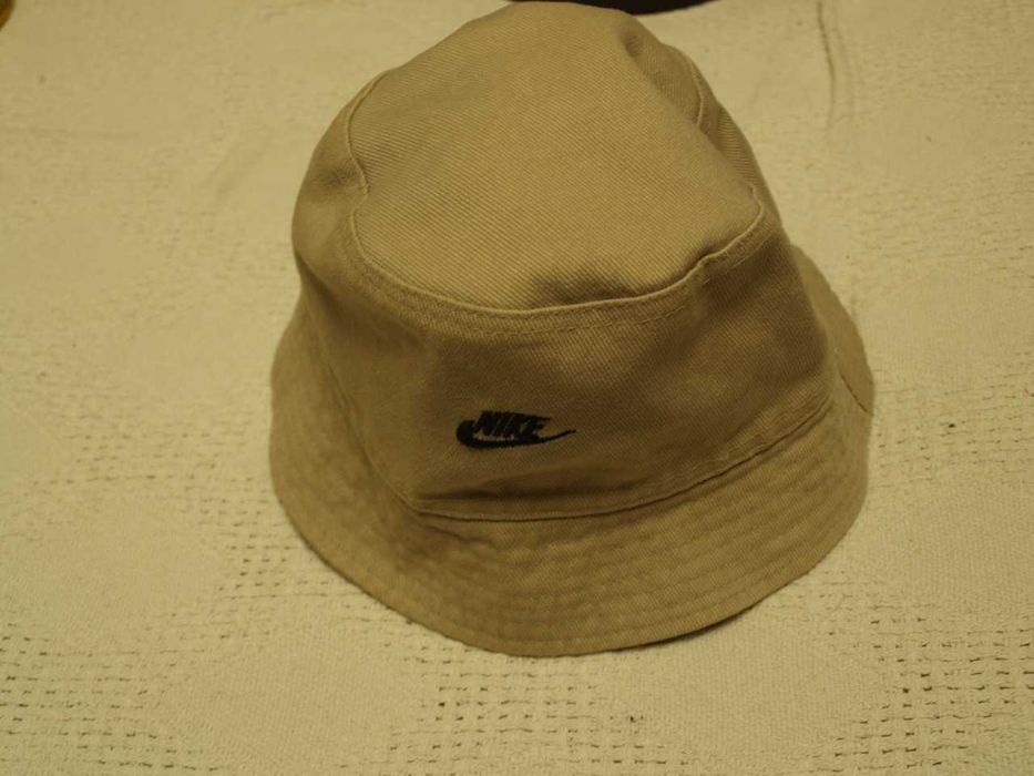 Продам хорошу панамку NIKE бежевого кольору М/57 розмір Б/В ідеал