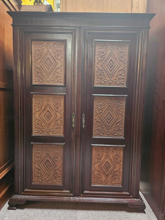 Armário de duas portas em madeira - Bom estado geral