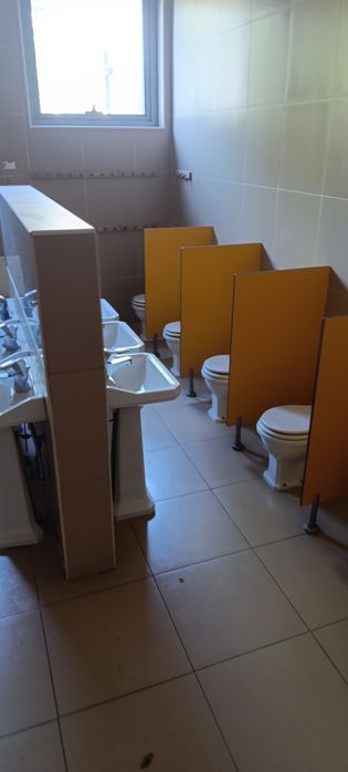 Loiças sanitárias para infantário (sanitas e lavatórios)