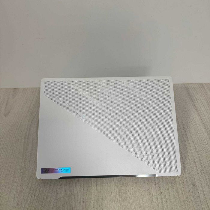 Asus ROG Zephyrus G14 GA402XV White 2K IPS 165Hz Ryzen 9 7940HS 16GB DDR5 SSD 512GB NVMe RTX 4060