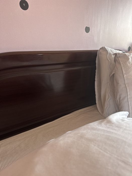 Cama de casal de madeira