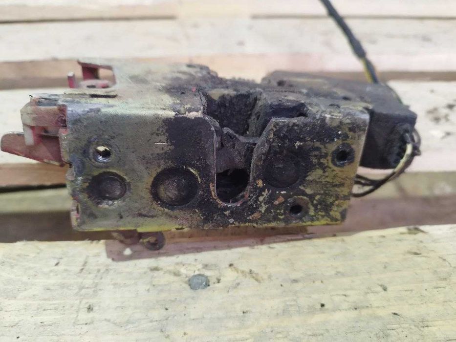 Замок лівої двері Mercedes Vito 638