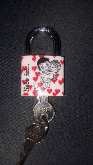 замок навесной с принтом love is официальный Hardened