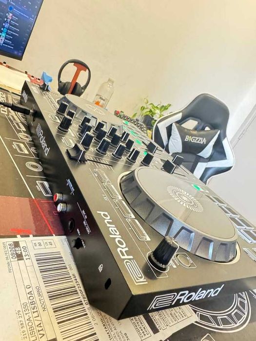 Roland DJ-202 - Controlador DJ de 2 Canais para Serato