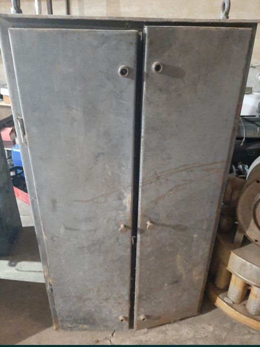 Металева шафа з сейфом