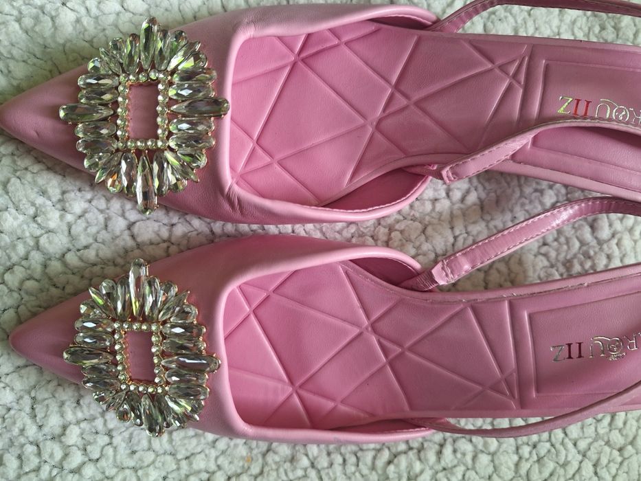 Sapatos rosa com aplicação