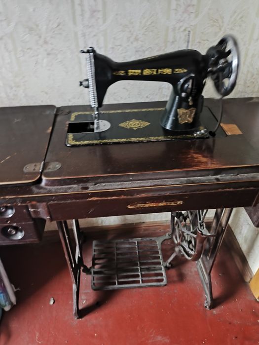 Швейна машинка стара