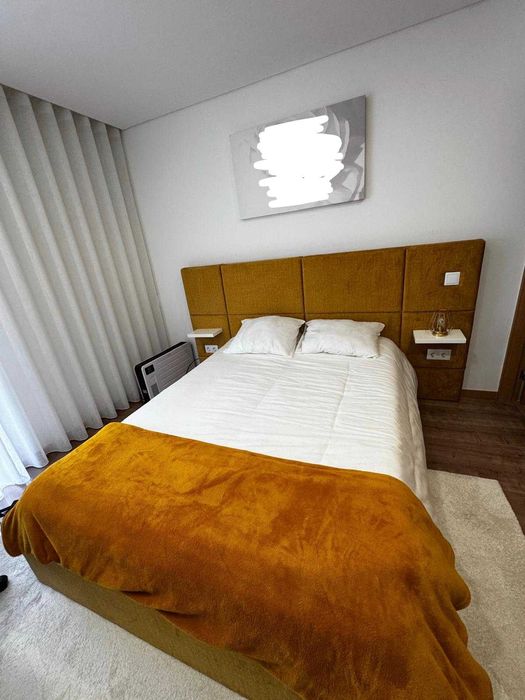 Cama de casal NOVA estofada com estrado elevatório e arrumação