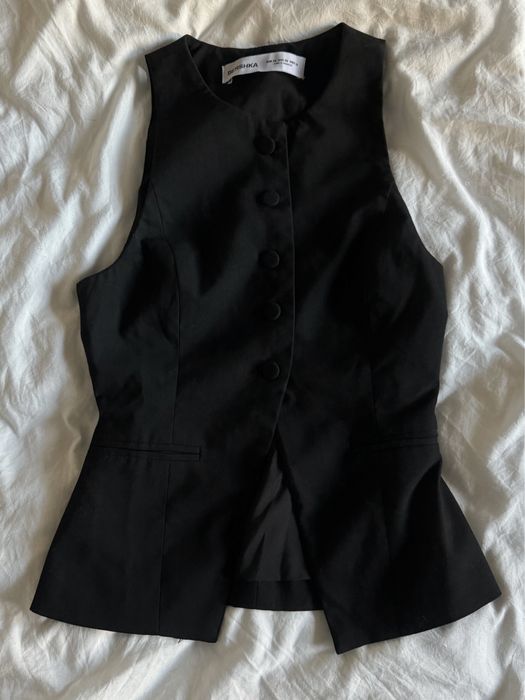 чорний жилет bershka