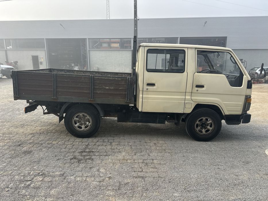 Toyota Dyna 150 cabine Dupla