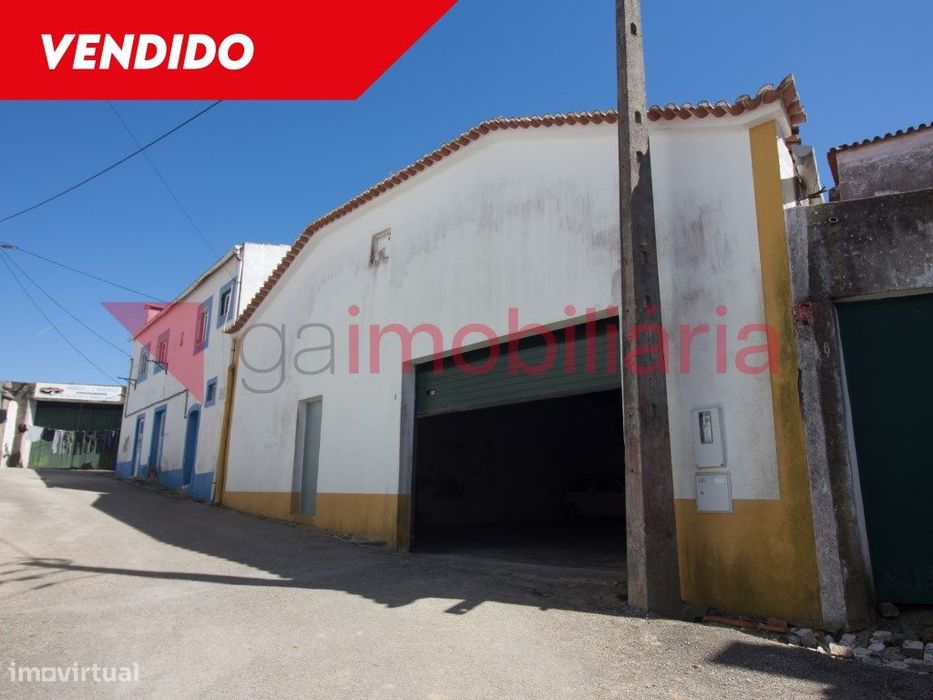 Armazém com 238m2 com portão automático e porta de serviço.