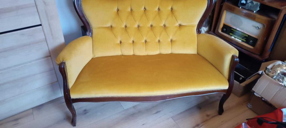 Sofa w stylu Ludwikowskim.