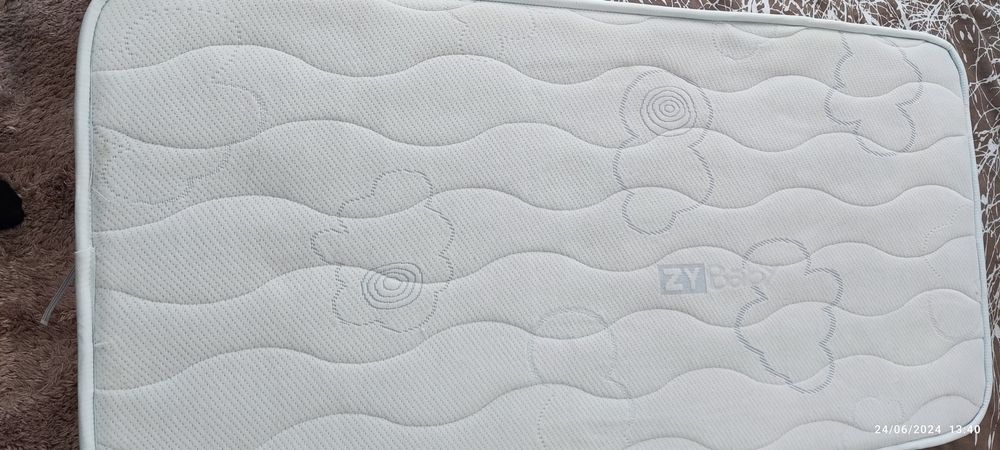 Berço IKEA e colchão Zippy