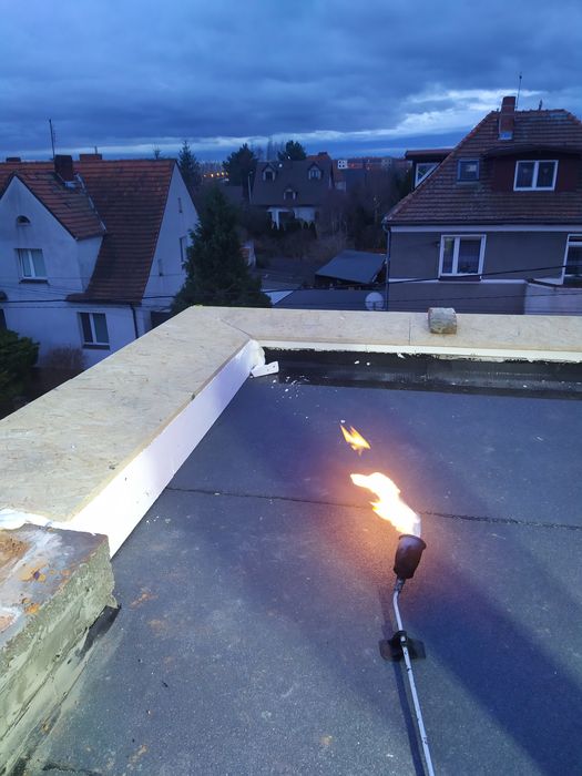 Dekarz dach   krycie papa, membrana, hydroizolacja blacharskie obróbki