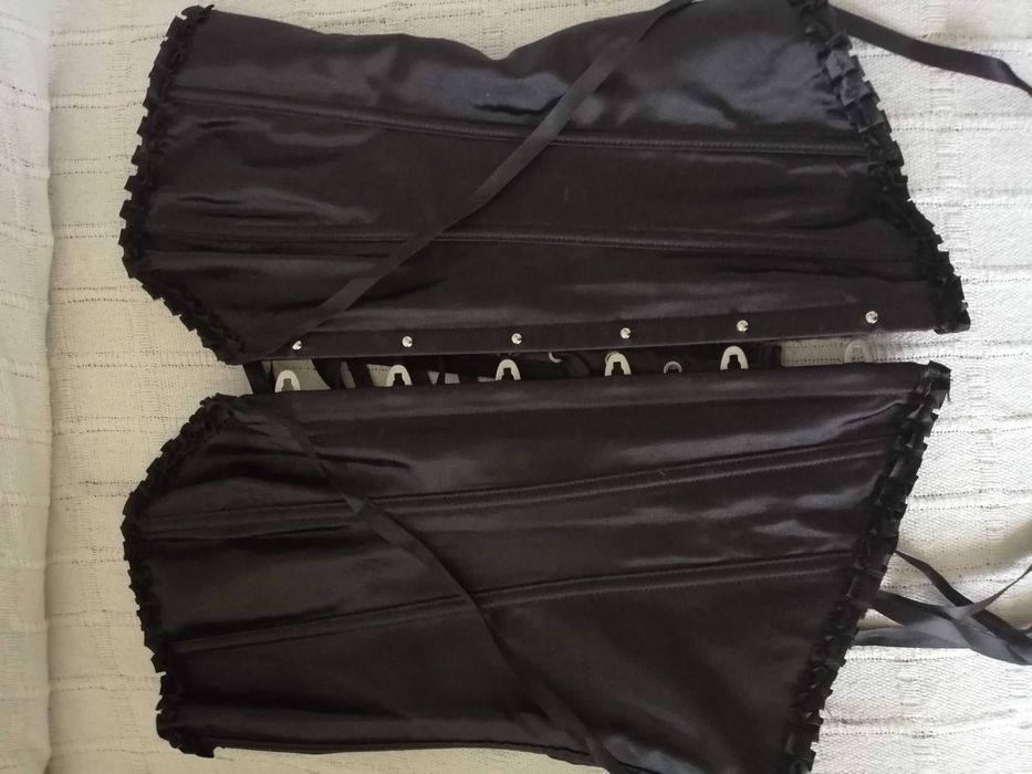 Corpete preto cetim, cintado com varas. Portes grátis.