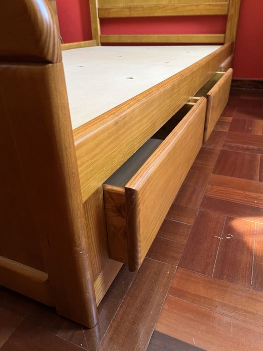 Cama de solteiro em madeira Cerejeira com colchão ortopédico