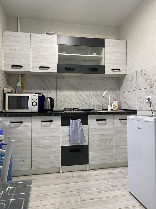 Здам подобово квартиру з великим заскленим балконо